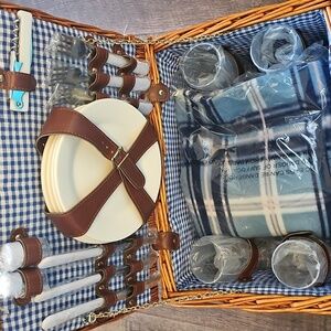 NEW PICNIC TIME Wicker Picnic Basket Serving for 4 With Blanket